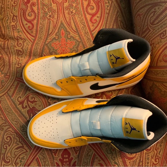 AIR JORDAN RETRO 1s “LAKERS” - Picture 2 of 6